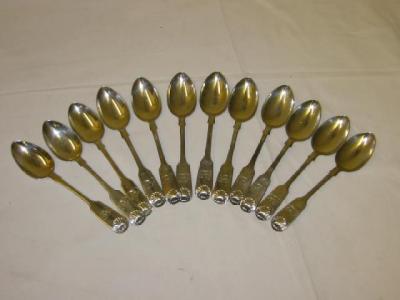 Appraisal: A SET OF TWELVE VICTORIAN TEASPOONS in Fiddle and Shell