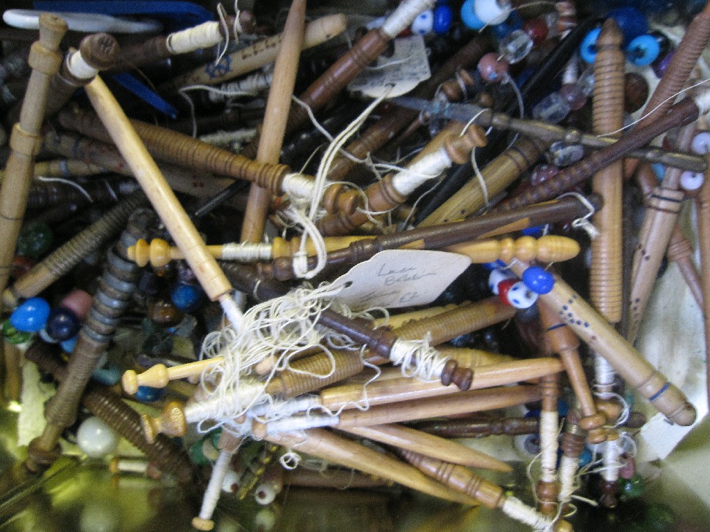 Appraisal: Box of lace bobbins