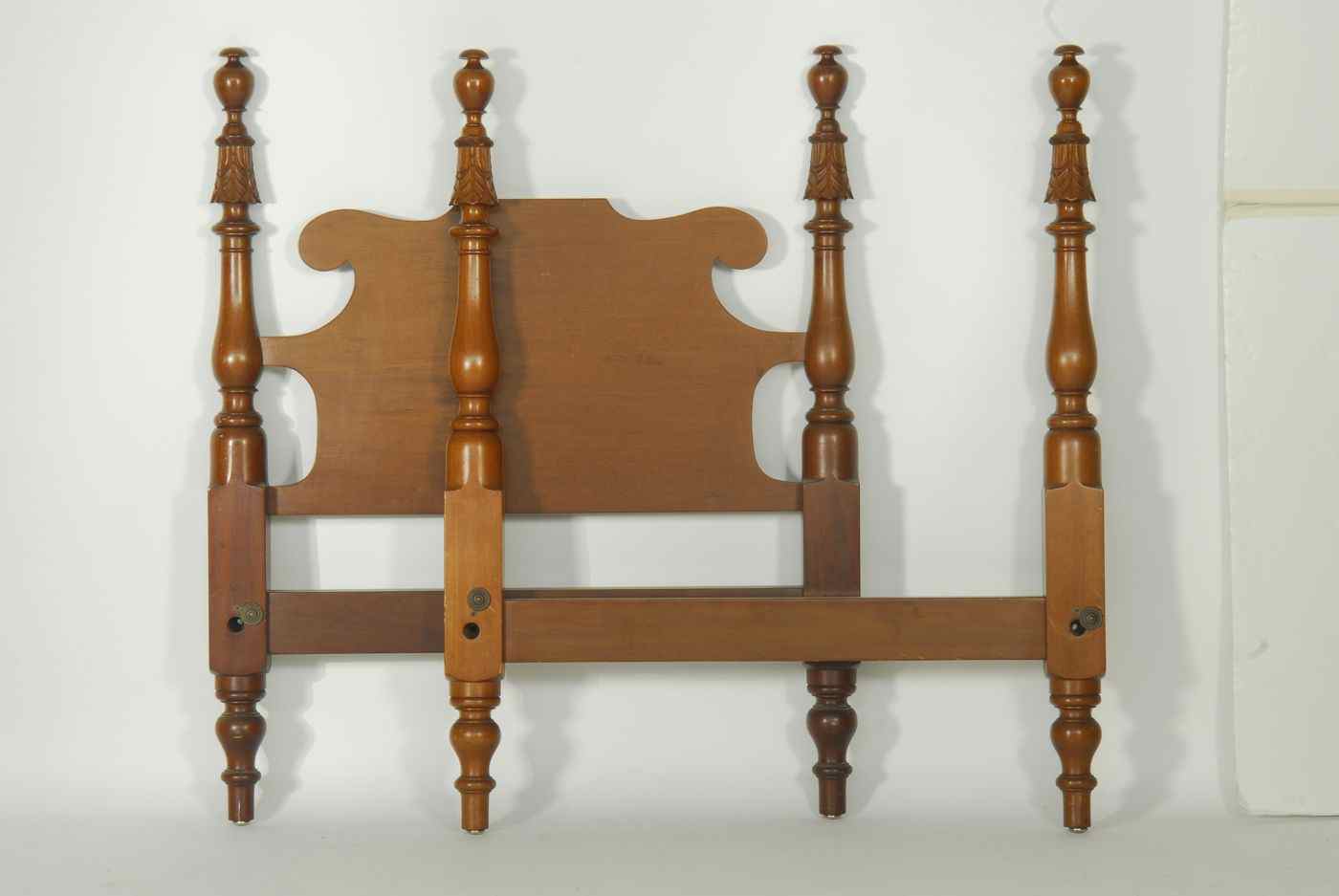 Appraisal: PAIR OF BUSSOLINI BROS SHERATON-STYLE TWIN BEDSIn mahogany Posts with