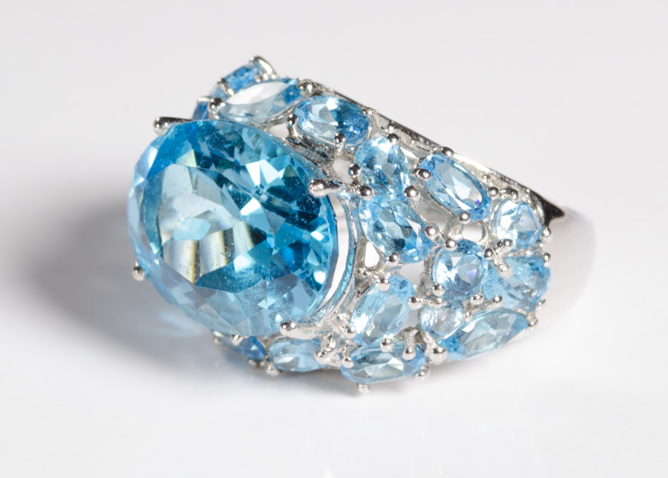 Appraisal: BLUE TOPAZ AND FOURTEEN KARAT WHITE GOLD RING with round-cut