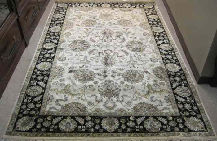 Appraisal: HAND KNOTTED ORIENTAL CARPET Persian Kashan design overall floral vine