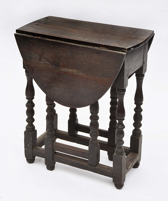 Appraisal: A SMALL OAK TH CENTURY AND LATER GATELEG TABLE with