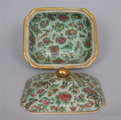 Appraisal: Chinese Export Famille Verte covered vegetable dish In the typical