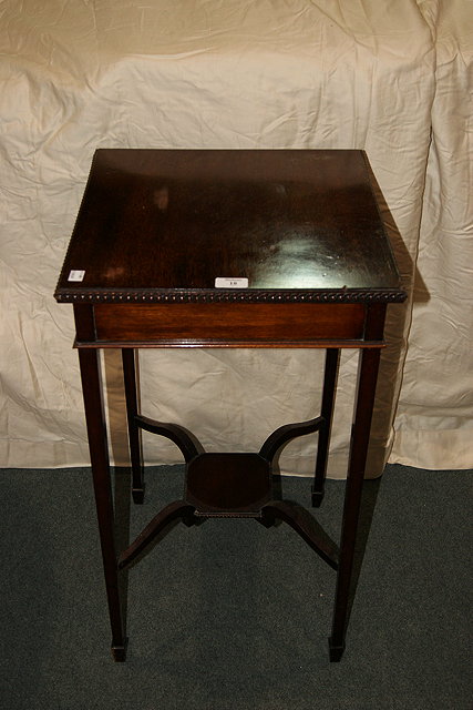 Appraisal: AN EDWARDIAN MAHOGANY SQUARE TOP OCCASIONAL TABLE cm and a