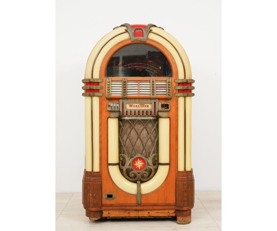 Appraisal: Wurlitzer model bubbler jukebox with mahogany plastic and aluminum front