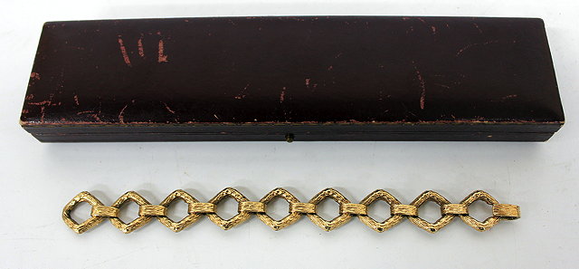 Appraisal: A LADIES CARAT GOLD BRACELET the diamond shaped links rusticated