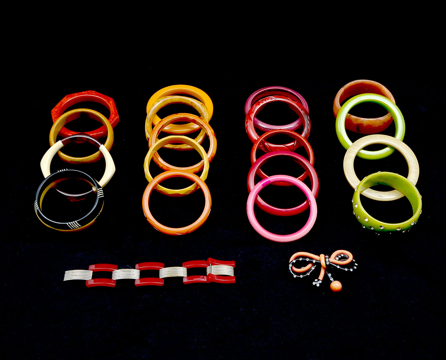 Appraisal: LOT OF BAKELITE JEWELRY assorted bangles bracelet and pin A