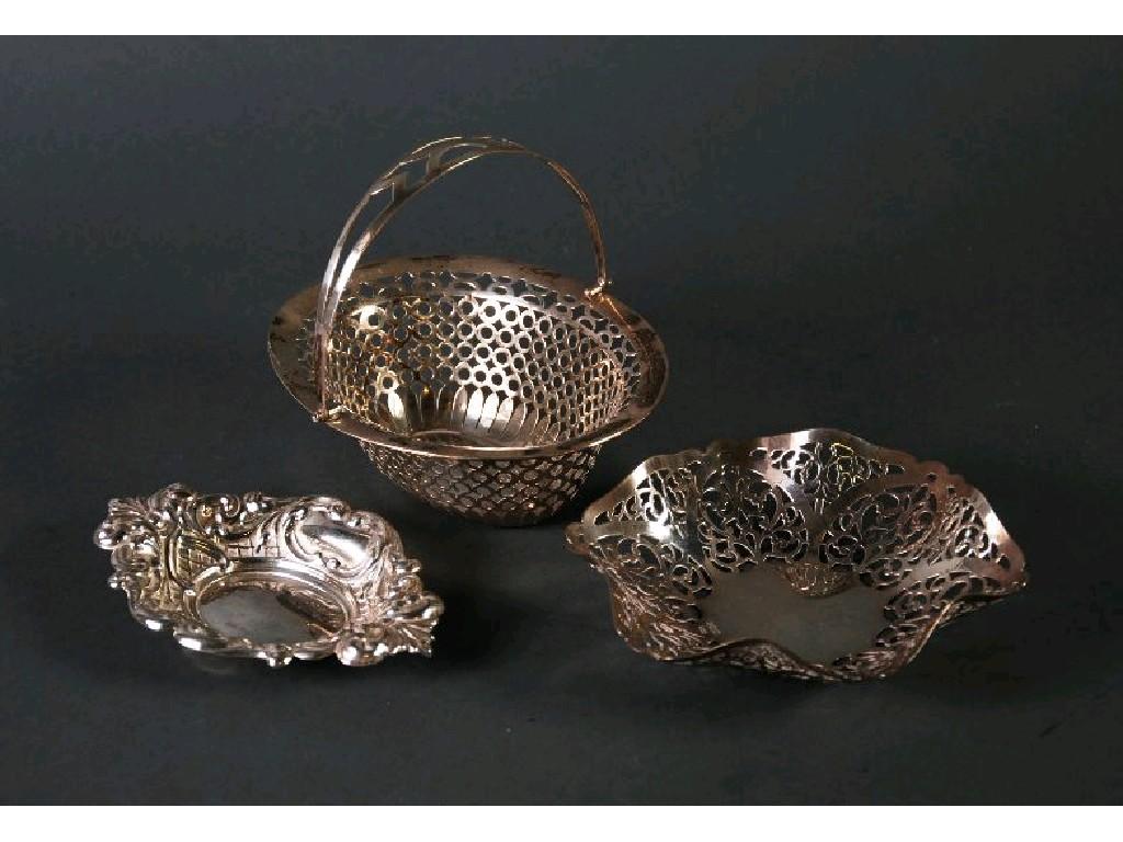 Appraisal: A VICTORIAN SILVER PIERCED BASKET with pierced swing handle Birmingham