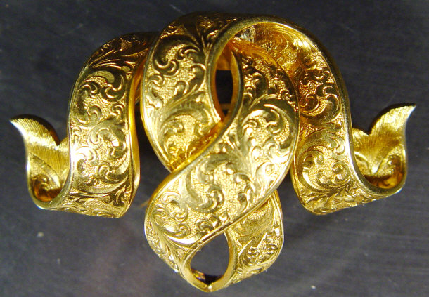 Appraisal: Unmarked Victorian gold knot brooch