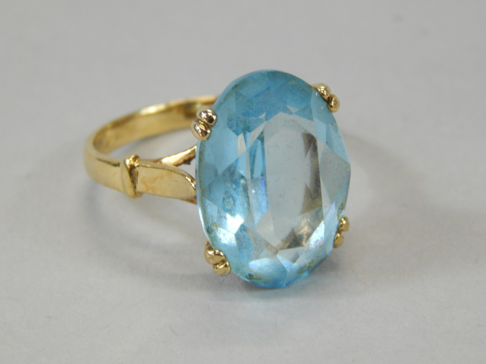 Appraisal: A ladies dress ring of chunky design with oval aquamarine