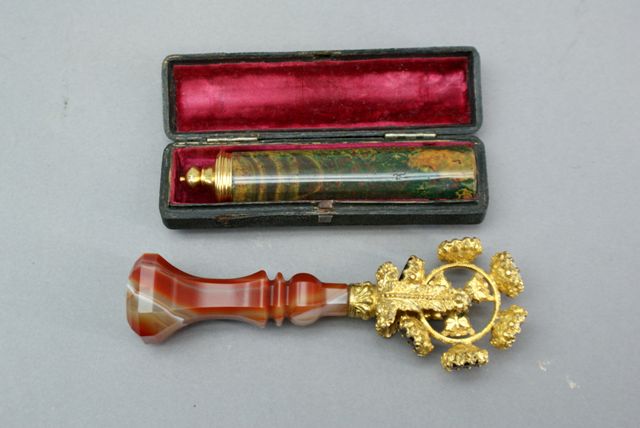 Appraisal: A hand held rotating seal set with six seals in