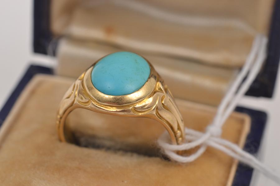 Appraisal: A TURQUOISE DRESS RING IN CT GOLD A TURQUOISE DRESS