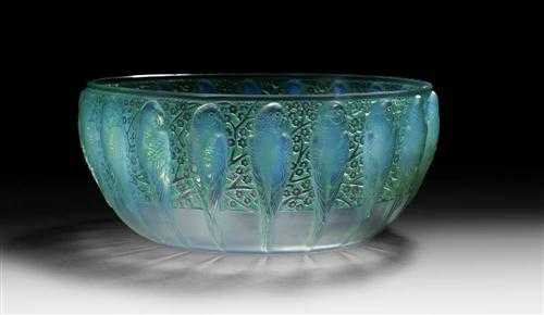 Appraisal: SCHALE Lalique RENE LALIQUE - COUPE PERRUCHES vers Verre opalescent