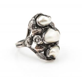 Appraisal: An Antique Sterling Silver and Freshwater River Pearl Ring dwts