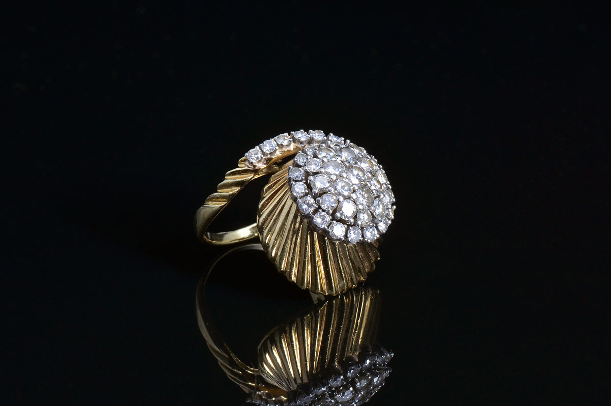 Appraisal: K CTW DIAMOND DINNER RING K yellow gold swirled with