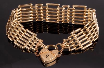 Appraisal: A ct yellow gold gate link bracelet with heart shaped