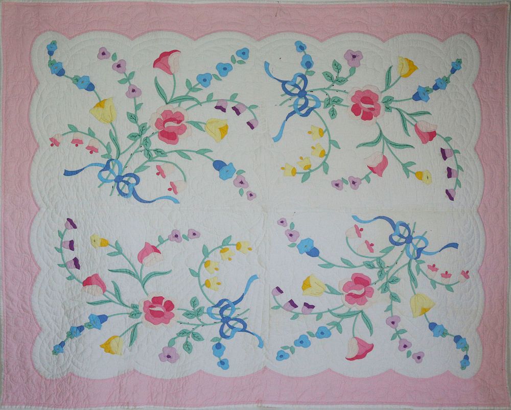 Appraisal: Vintage American Floral Applique Quilt circa Vintage American Floral Applique