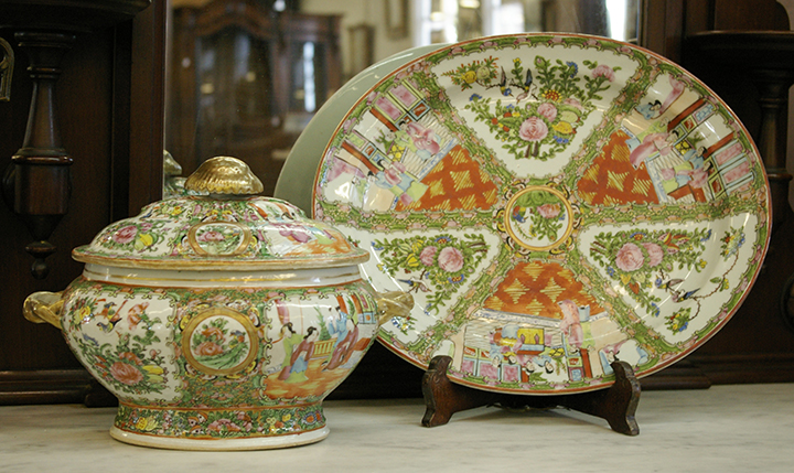 Appraisal: Large Chinese Export Porcelain Covered Tureen and Stand late th