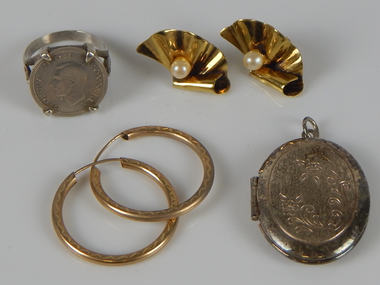 Appraisal: Assorted jewellery to include silver locket coin ring pair of