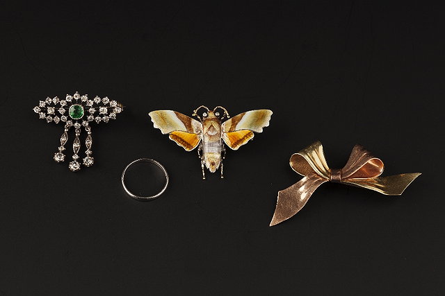 Appraisal: A SMALL COLLECTION OF JEWELLERY comprising a green and white