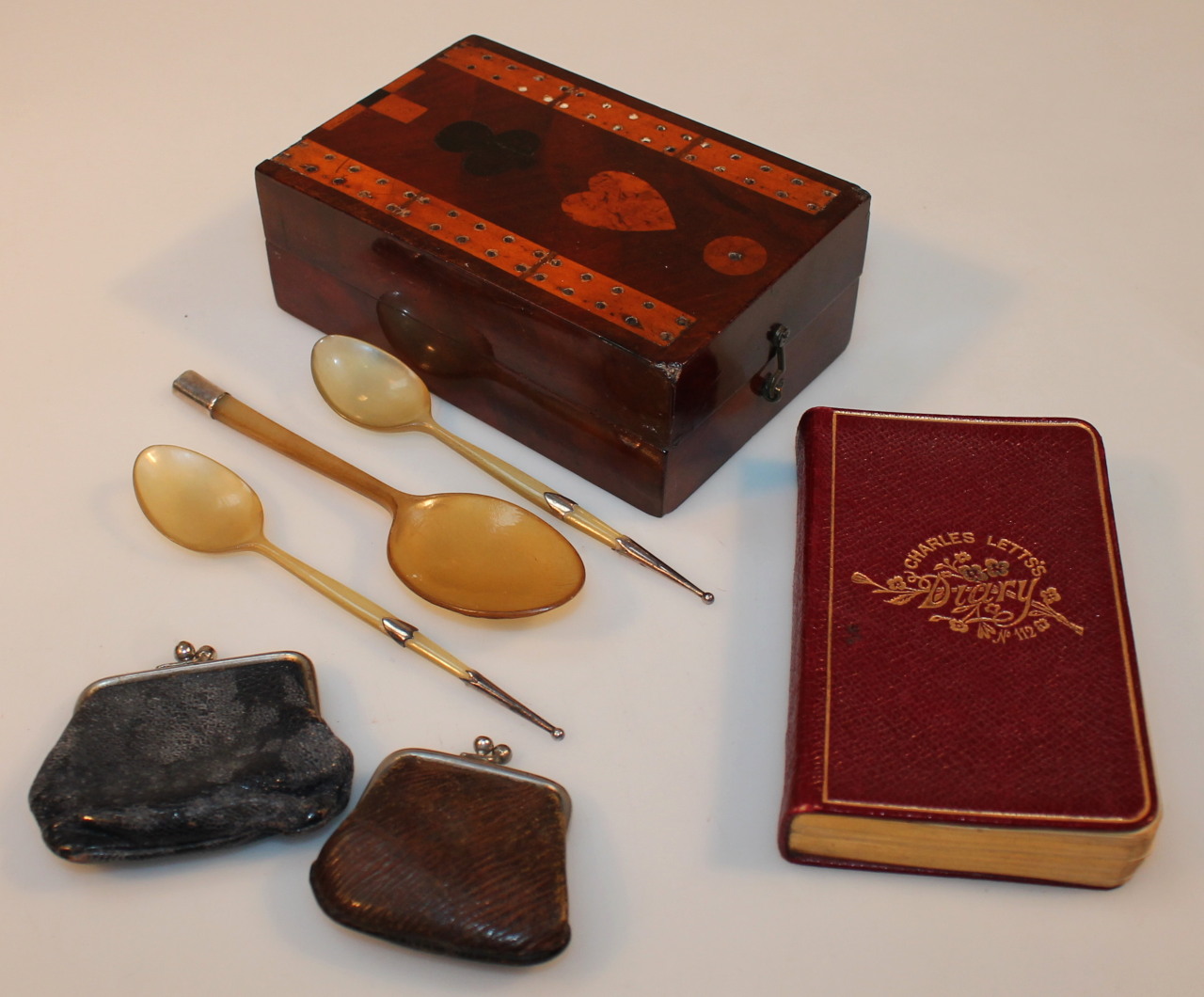 Appraisal: An Edwardian mahogany and marquetry cribbage box the rectangular body