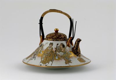 Appraisal: A Japanese Kutani tea kettle and cover decorated with a