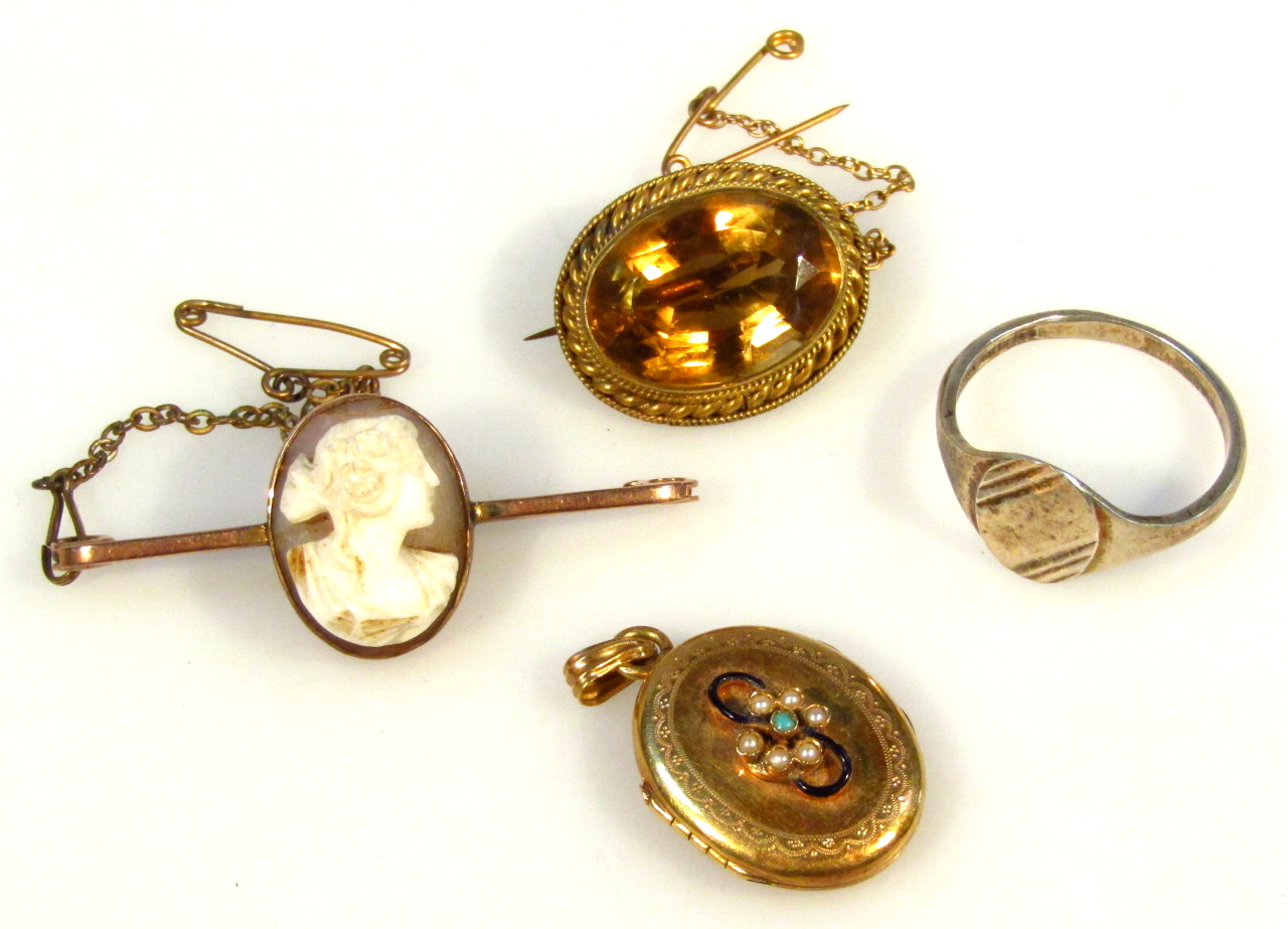 Appraisal: Various jewellery and effects comprising of an oval locket set