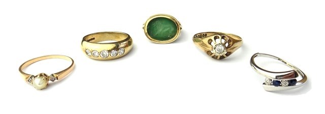 Appraisal: A gold and stained green agate set intaglio ring a