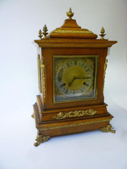 Appraisal: AN OAK CASED MANTEL CLOCK the twin barrel quarter chiming