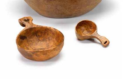 Appraisal: Carved burl porringer and child's cup The porringer with deep