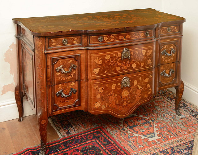 Appraisal: A TH CENTURY MARQUETRY CONTINENTAL COMMODE the top inlaid with