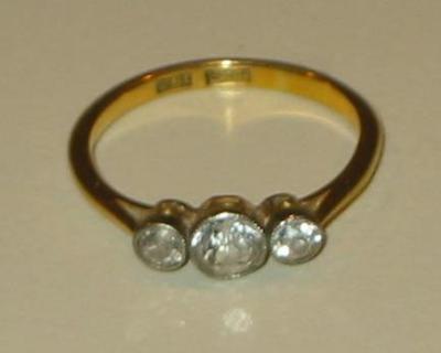 Appraisal: A THREE STONE DIAMOND RING the old brilliant cut stones