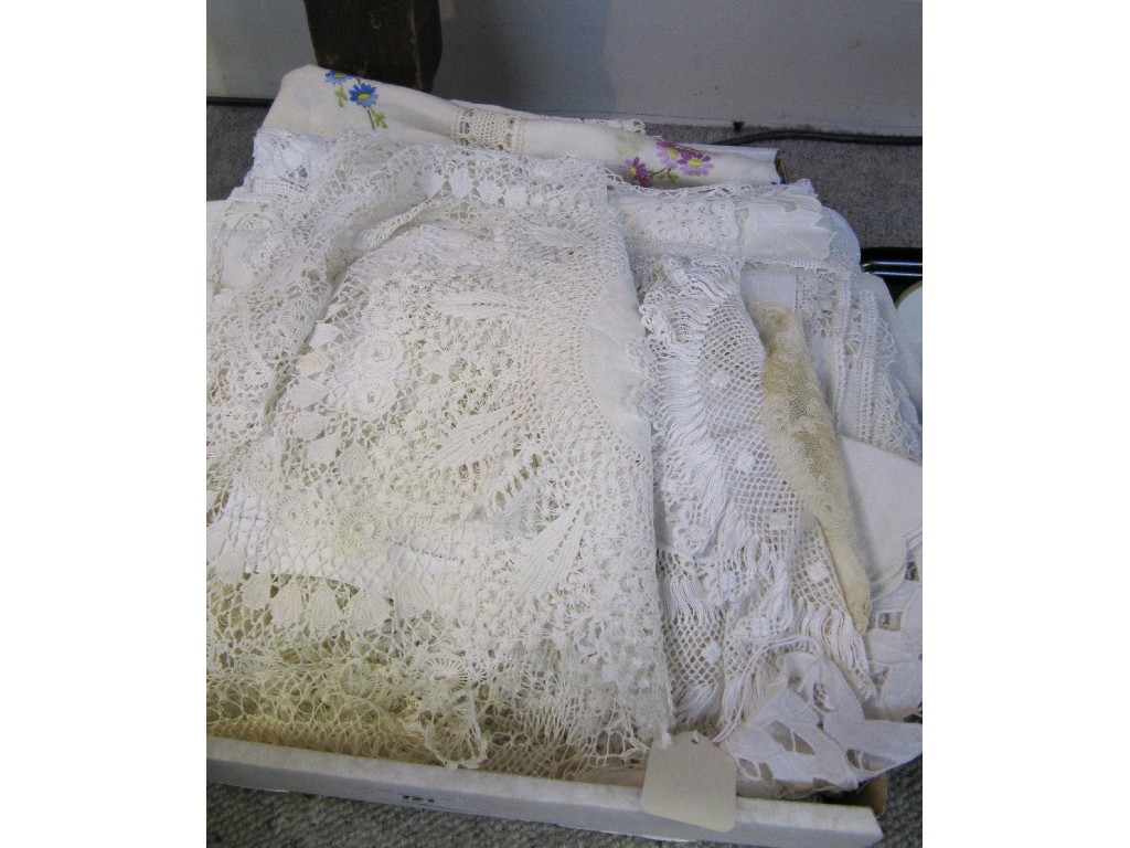 Appraisal: Box of linen and lace