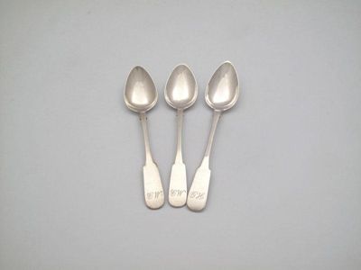 Appraisal: RG unascribed a pair of silver Fiddle pattern teaspoons and