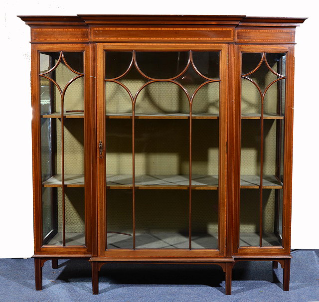 Appraisal: AN EDWARDIAN MAHOGANY BREAK FRONT DISPLAY CABINET with satin cross