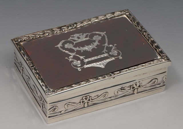 Appraisal: AN EDWARDIAN SILVER SNUFF BOX with embossed decoration relief border