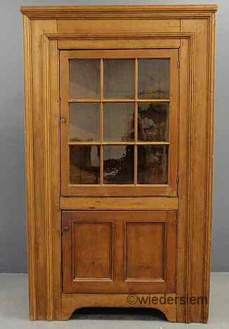 Appraisal: Delaware pine one-piece corner cupboard early th c with a