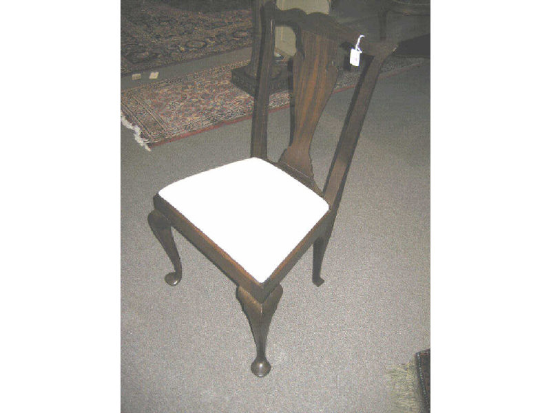 Appraisal: AMERICAN QUEEN ANNE MAHOGANY SIDE CHAIR With yoke crest over