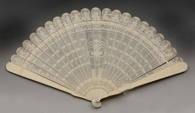 Appraisal: A CHINESE CANTON IVORY BRISE FAN the guards decorated with