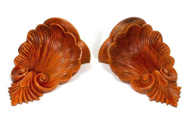 Appraisal: A PAIR OF PITCH PINE SHELL CARVED WALL BRACKETS cm