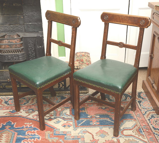 Appraisal: A PAIR OF VICTORIAN OAK GOTHIC REVIVAL DINING CHAIRS with