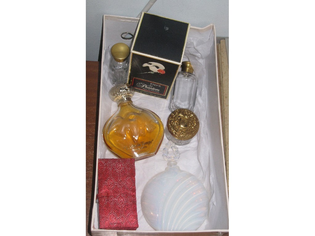 Appraisal: Box of perfume and scent bottles