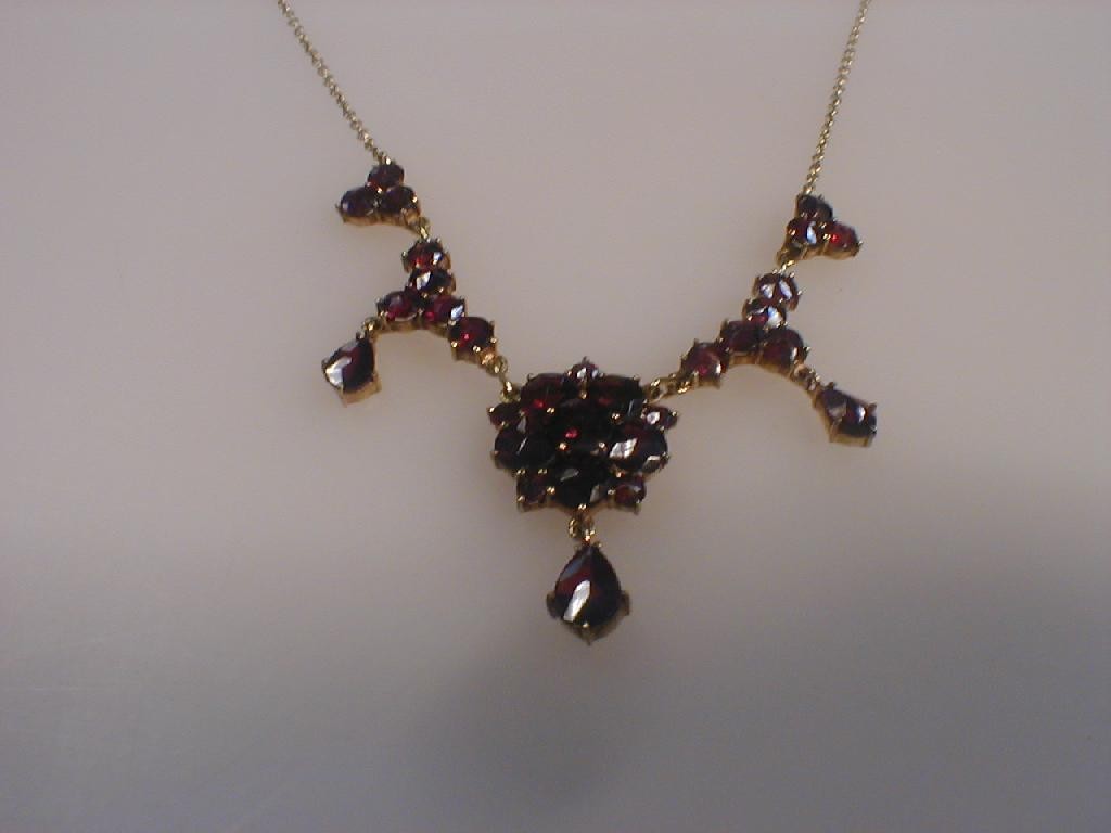 Appraisal: A garnet set necklace of clusters and drops set in