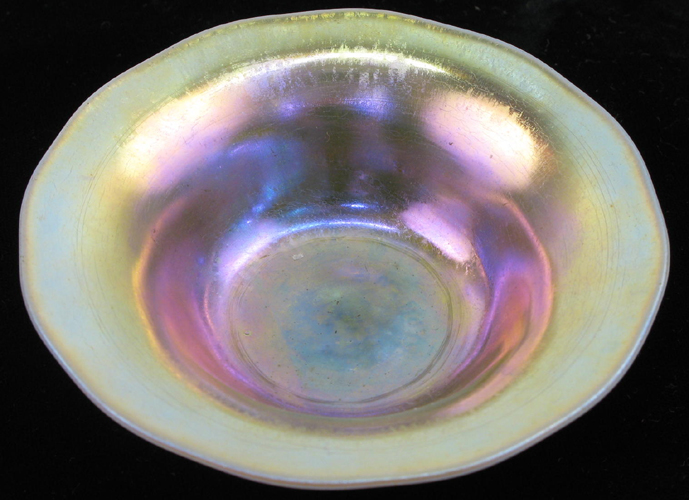 Appraisal: A STEUBEN AURENE ART GLASS PIN TRAY gold green iridescence