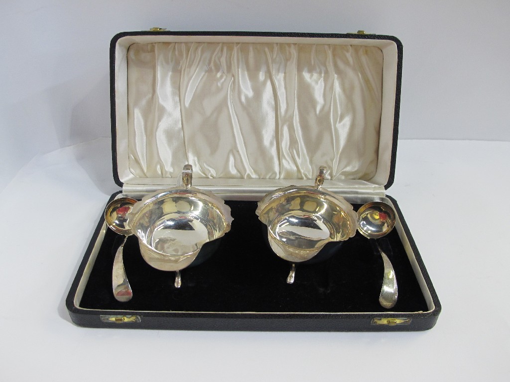 Appraisal: A cased pair of silver sauceboats with servers Sheffield