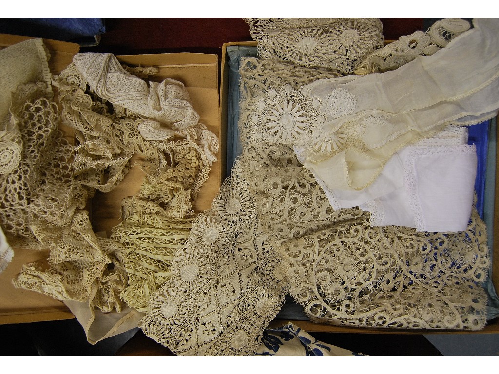 Appraisal: A box of assorted antique lace edging