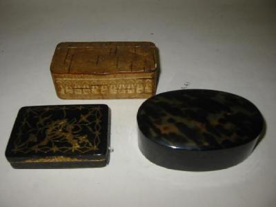 Appraisal: A PRESSED TORTOISESHELL SNUFF BOX early th century of plain