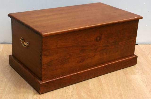 Appraisal: A pine blanket box cms wide cms deep cms high