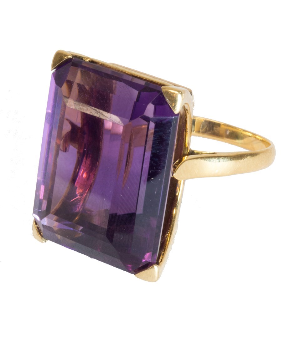 Appraisal: A gold and amethyst set single stone ring claw set