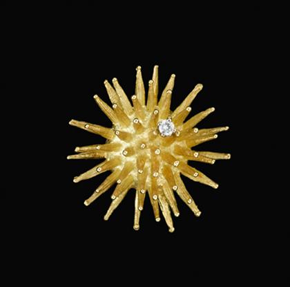 Appraisal: karat yellow gold and diamond sea urchin brooch Set with